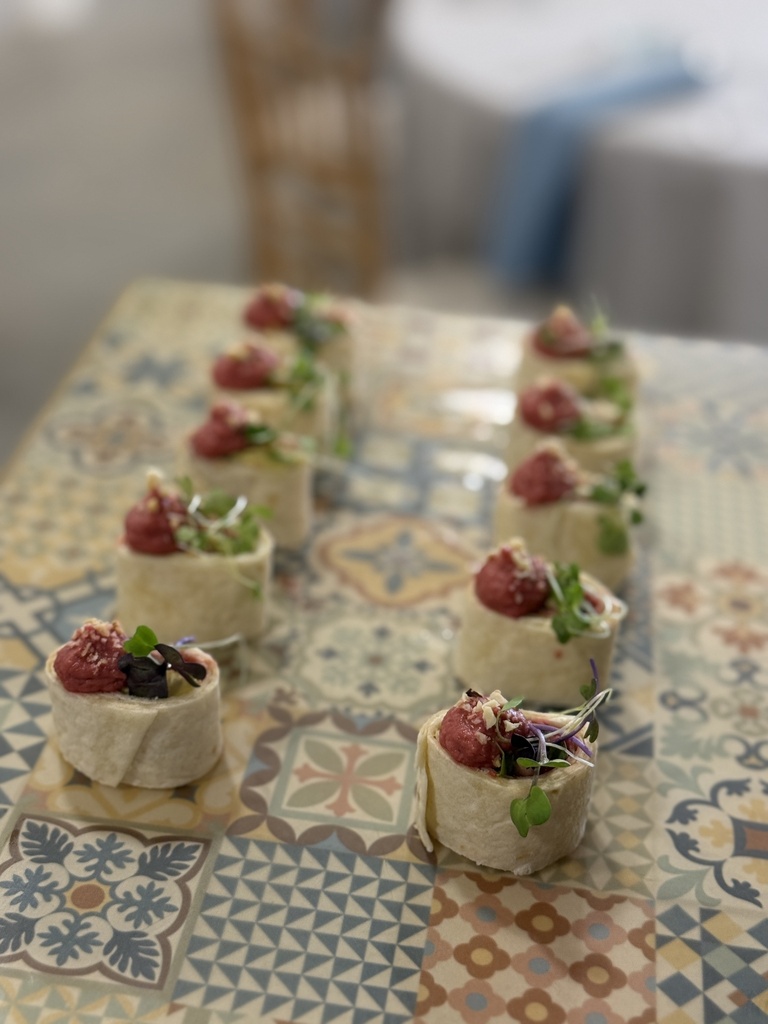 Wrap de remolacha, aguacate, pepino encurtido y polvo de avellana XS